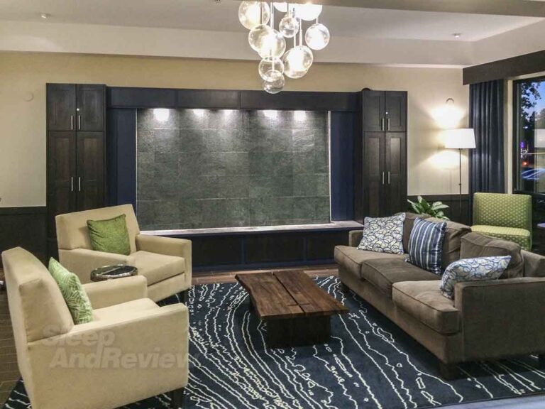 Holiday Inn Express Bellingham lobby