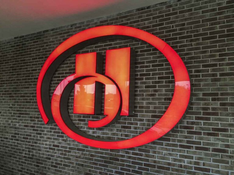 Knoxville Hilton sign