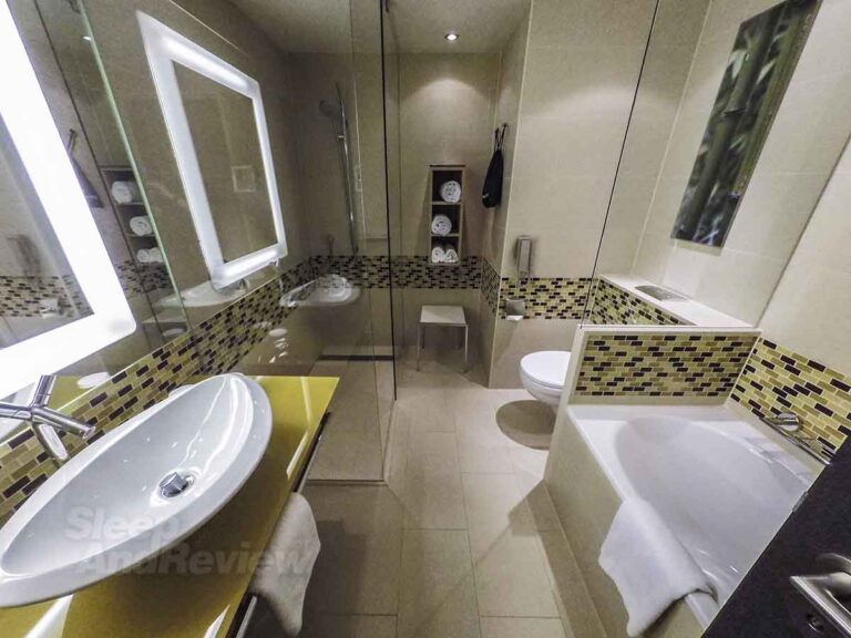 Frankfurt Airport Hilton bathroom layout