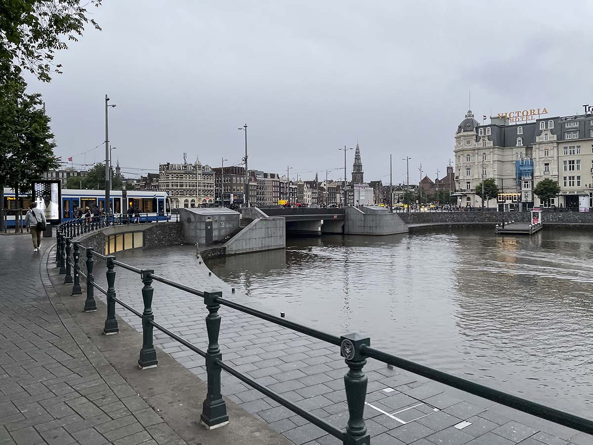 Walking to the Park plaza Victoria hotel in Amsterdam from the train station