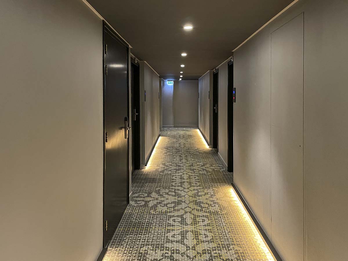 Park Plaza Victoria Hotel Amsterdam guest room hallway
