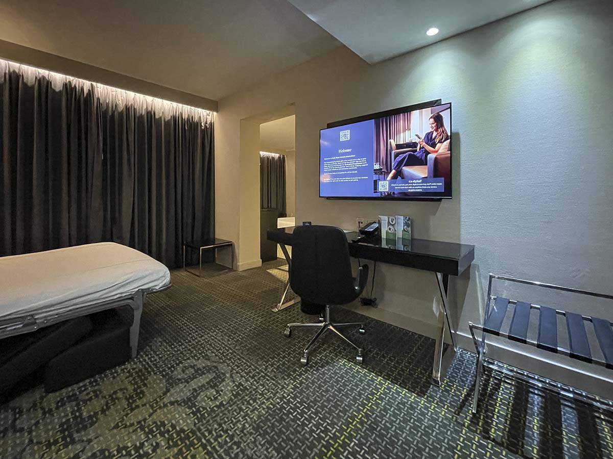 Park Plaza Victoria Hotel Amsterdam suite main room