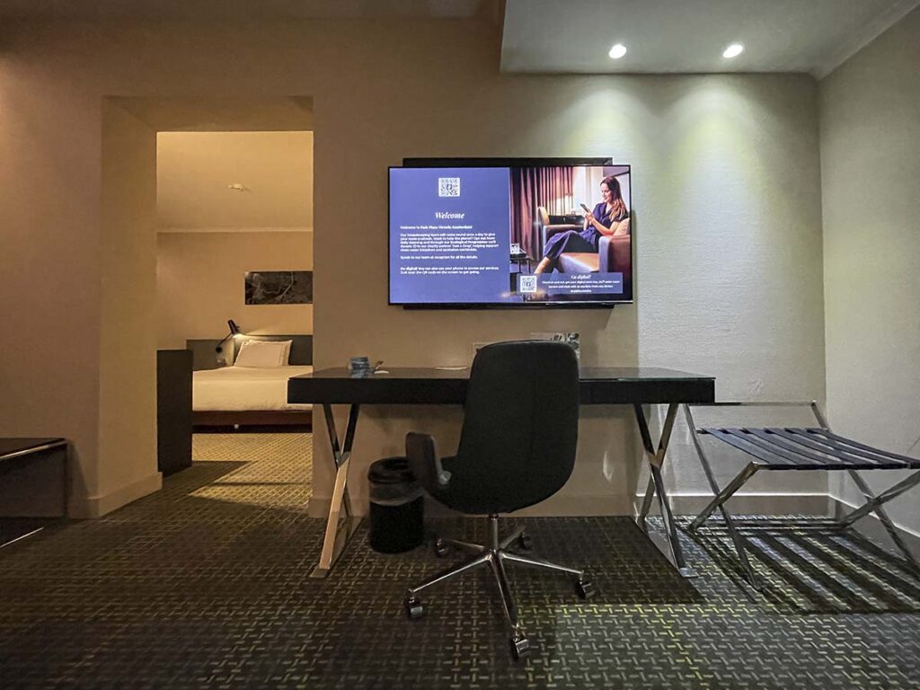 Park Plaza Victoria Hotel Amsterdam suite second room