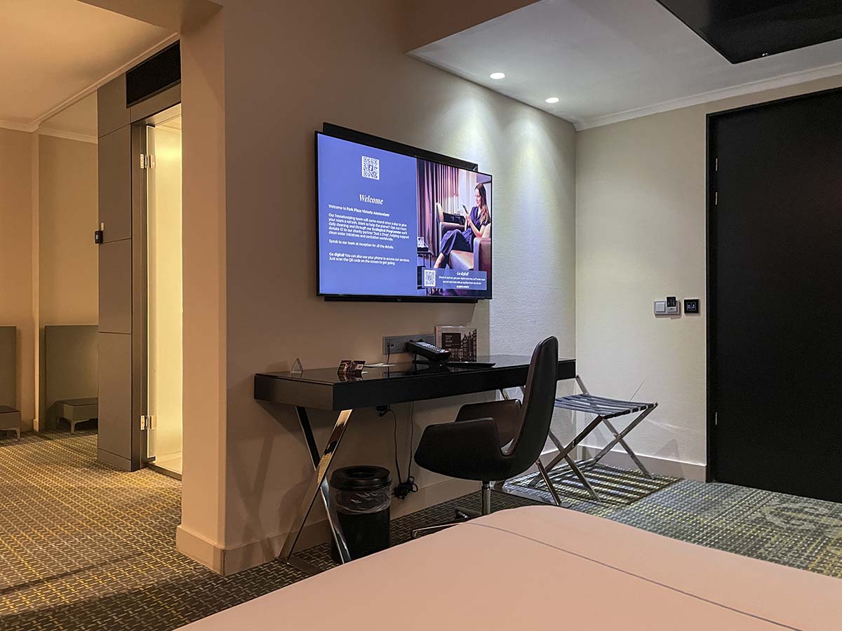 Park Plaza Victoria Hotel Amsterdam suite TV and work desk