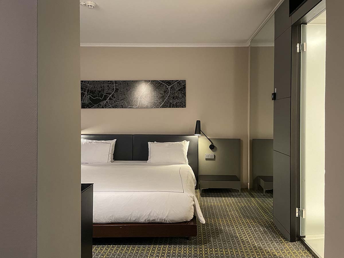 Park Plaza Victoria Hotel Amsterdam suite bedroom