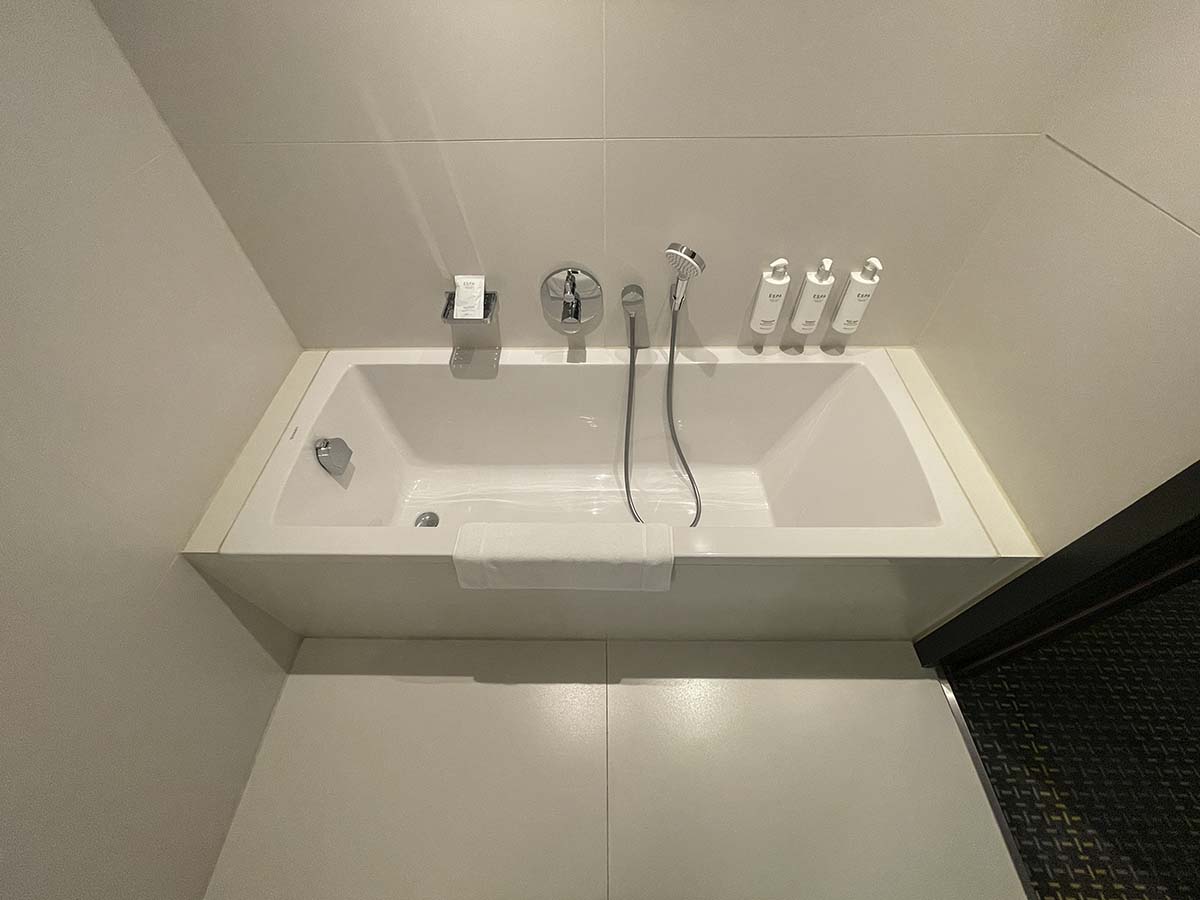 Park Plaza Victoria Hotel Amsterdam bathroom tub