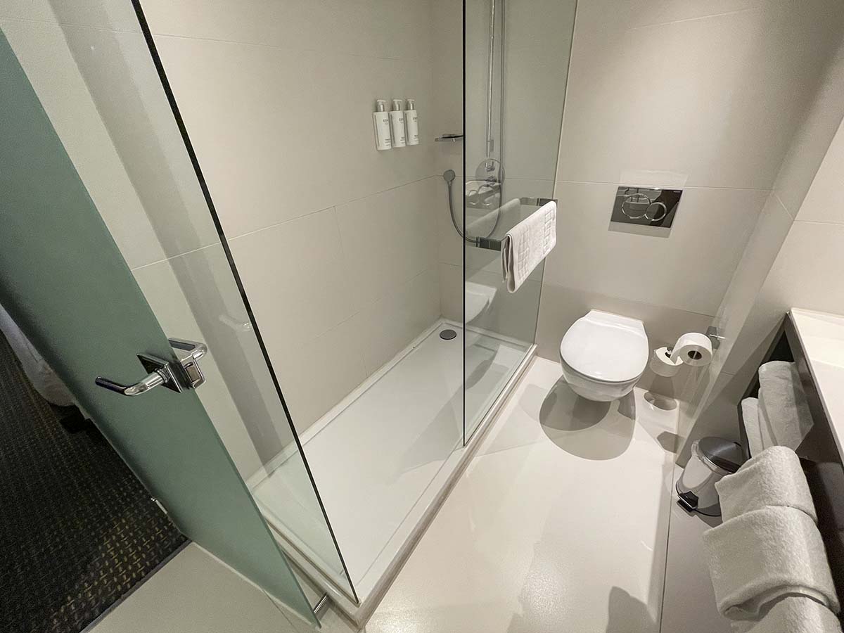 Park Plaza Victoria Hotel Amsterdam bathroom shower and toilet