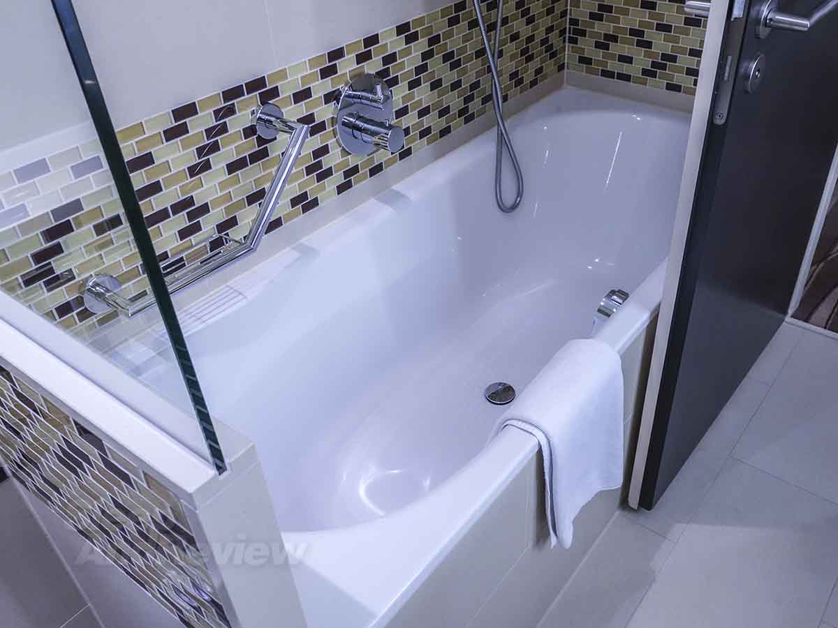Frankfurt Airport Hilton tub