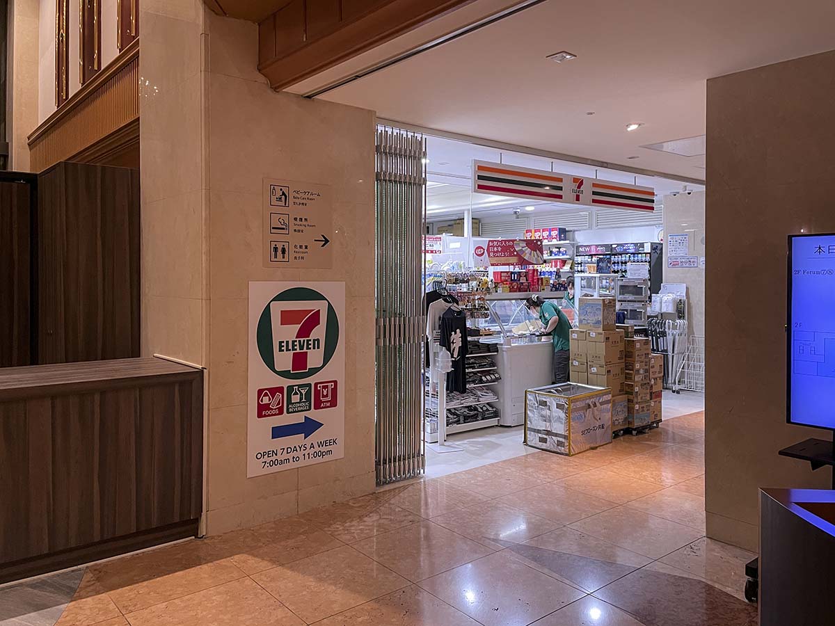 7-Eleven convenience store in the lobby of the Garden Hotel Narita 