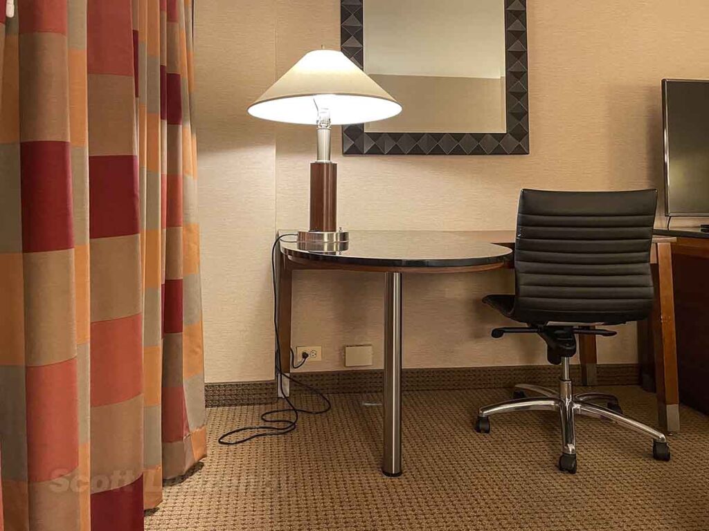 Hilton ORD in room desk