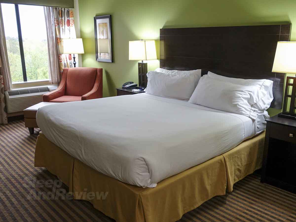 Holiday Inn Express Maumelle Arkansas bed
