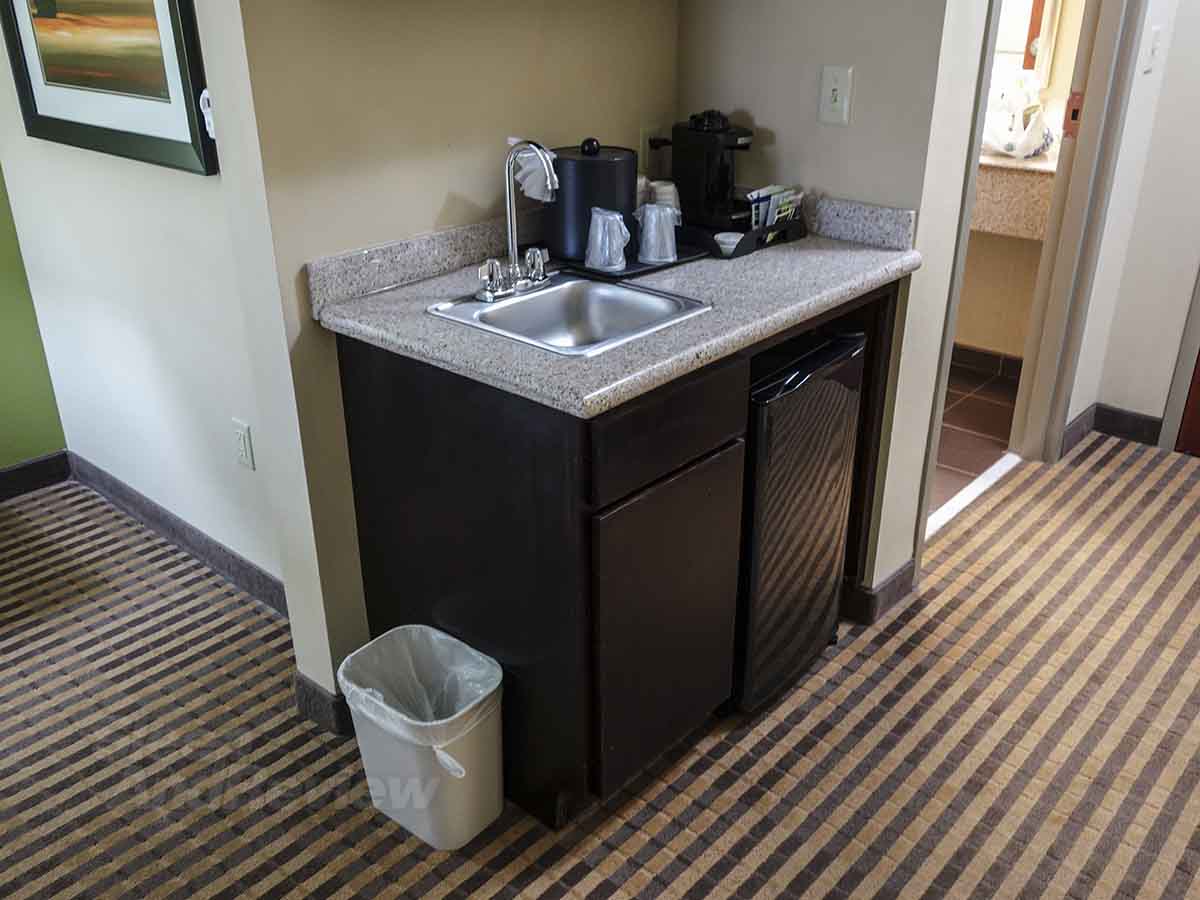 Holiday Inn Express Maumelle Arkansas kitchenette