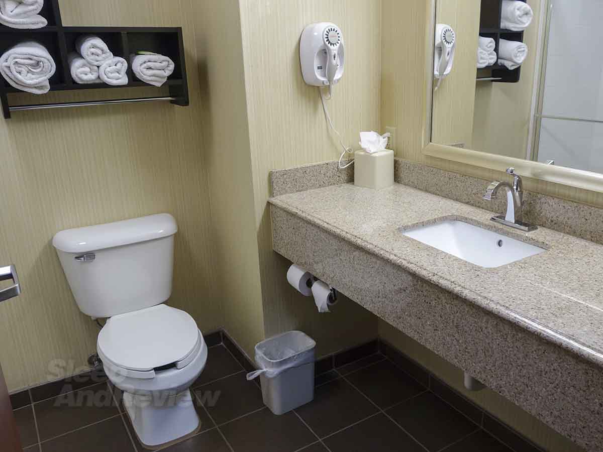 Holiday Inn Express Maumelle Arkansas bathroom