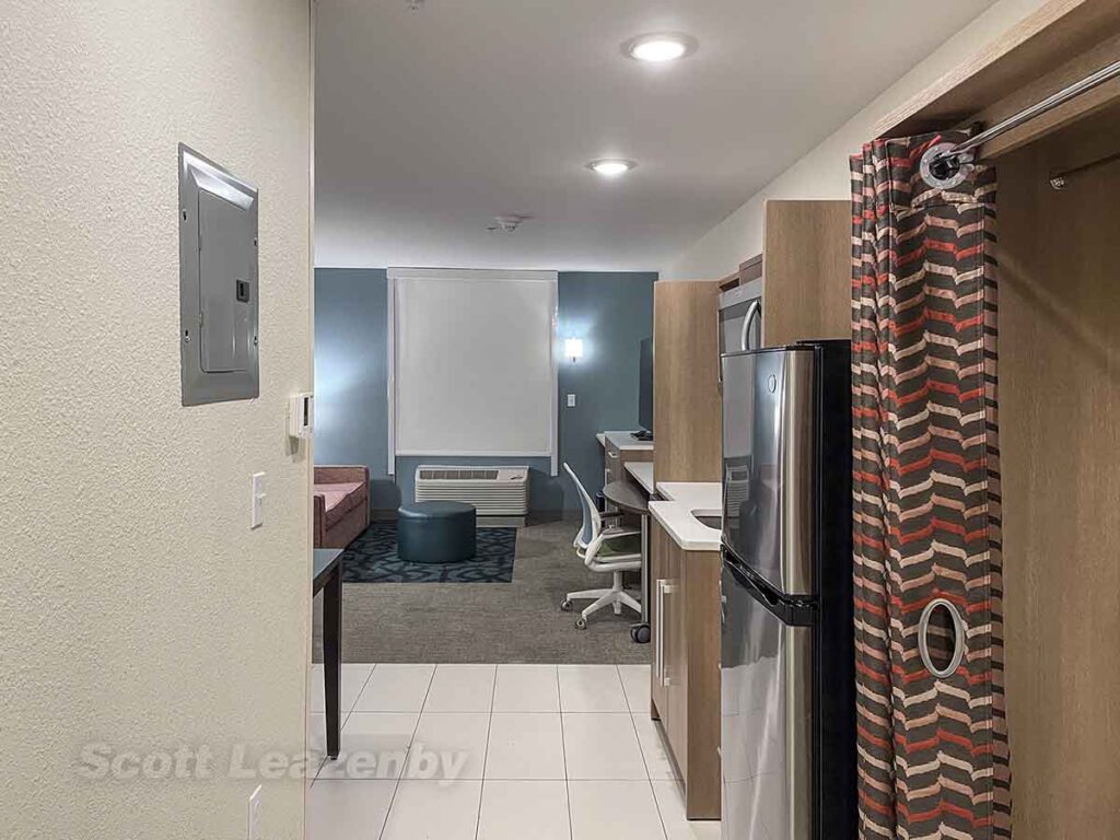 Home2 Suites Grand Blanc room entrance