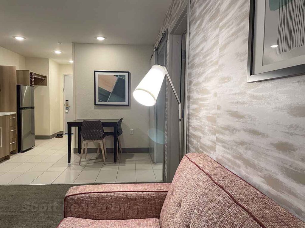 Home2 Suites Grand Blanc room decor and furniture