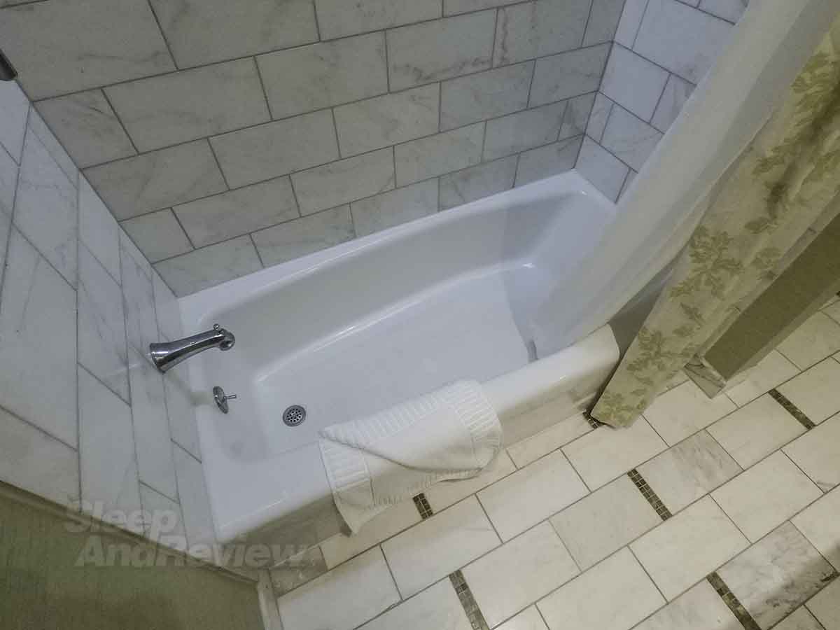 Hotel Del Coronado tub and shower