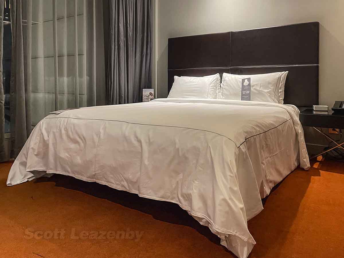 Park plaza Westminster Hotel London suite bed