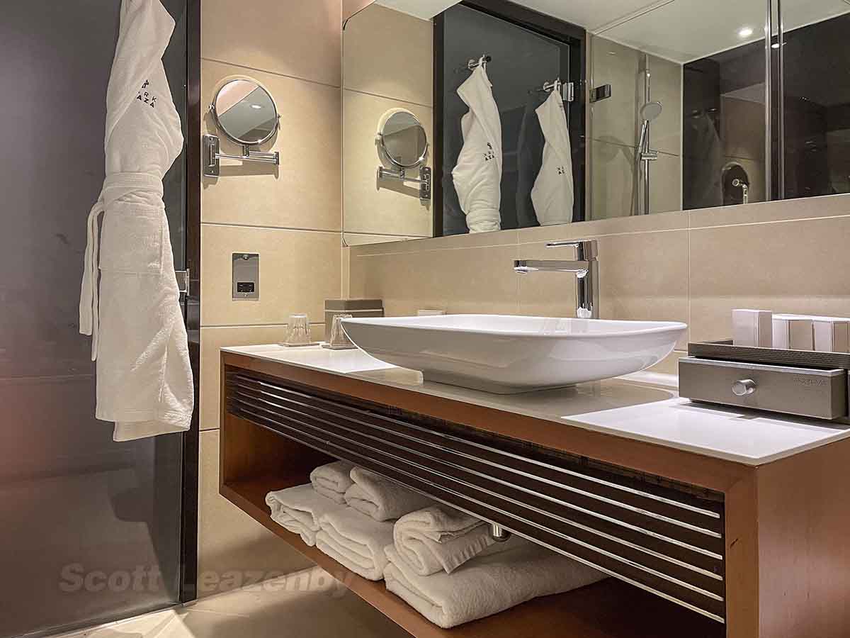 Park plaza Westminster bridge hotel London bathroom