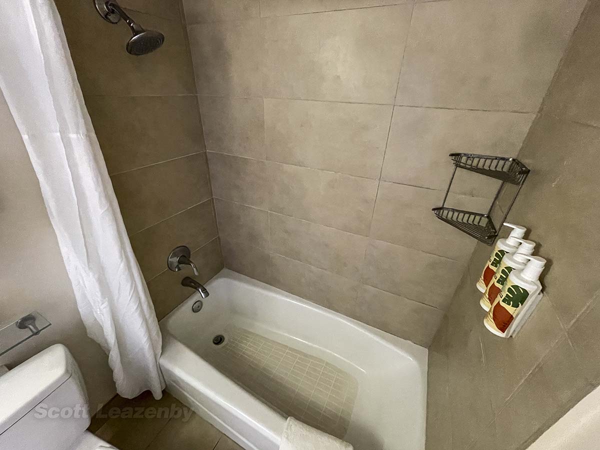 Park Shore Waikiki Hotel shower and tub