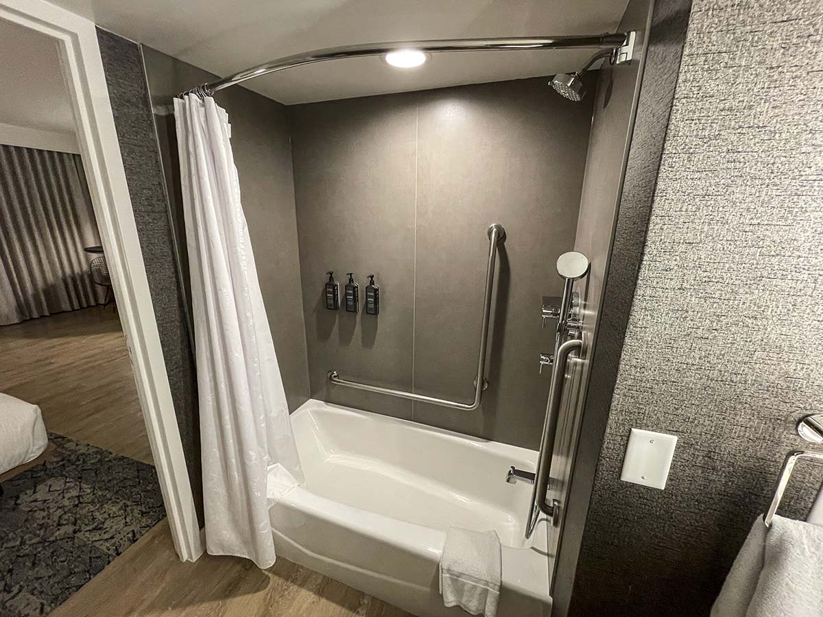 Sheraton YYZ bathroom shower and tub