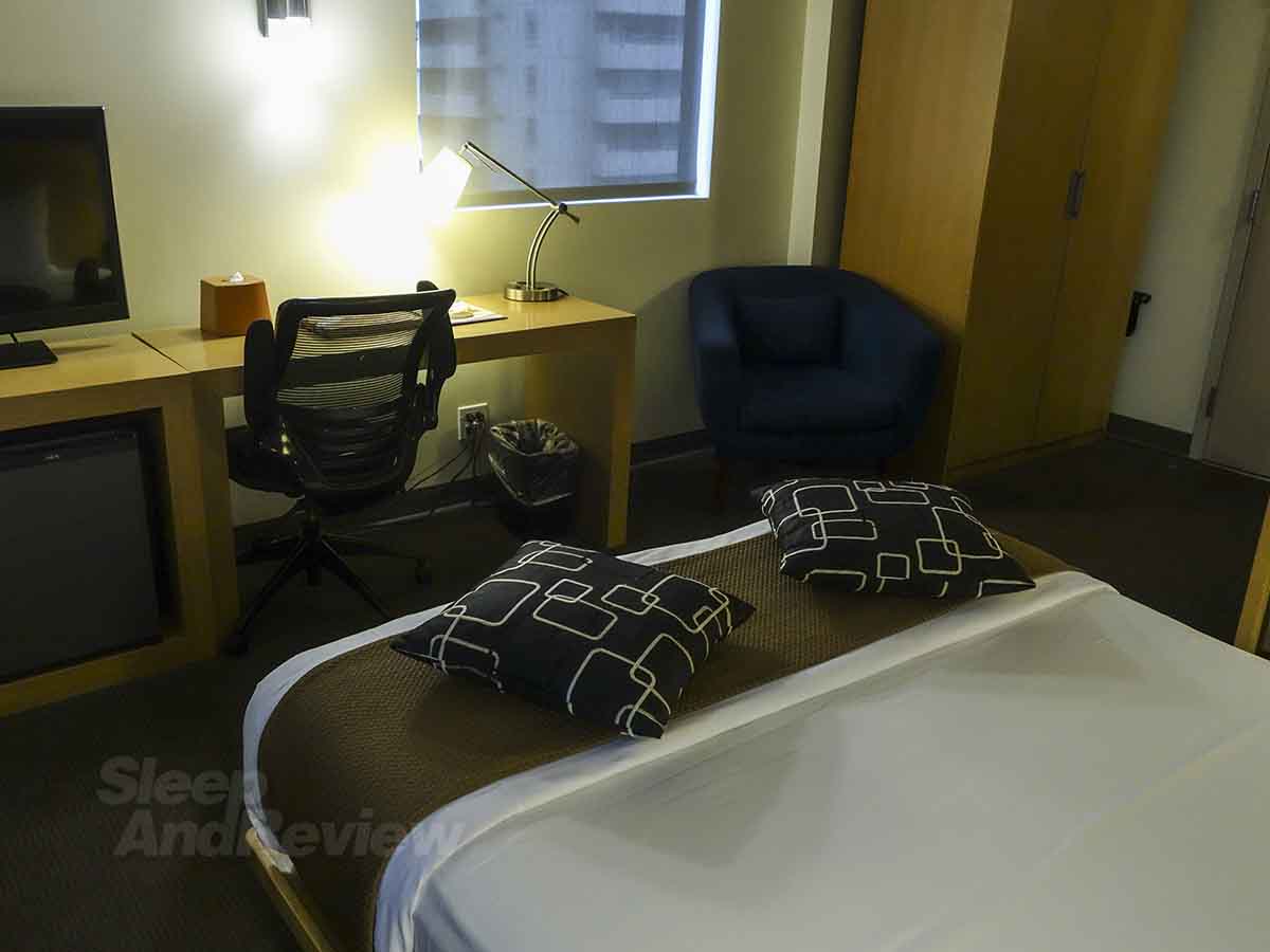 Vive Hotel Waikiki bed and desk