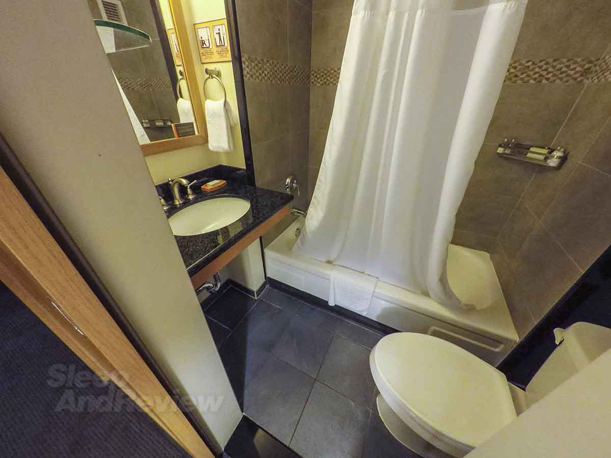 Vive Hotel Waikiki bathroom