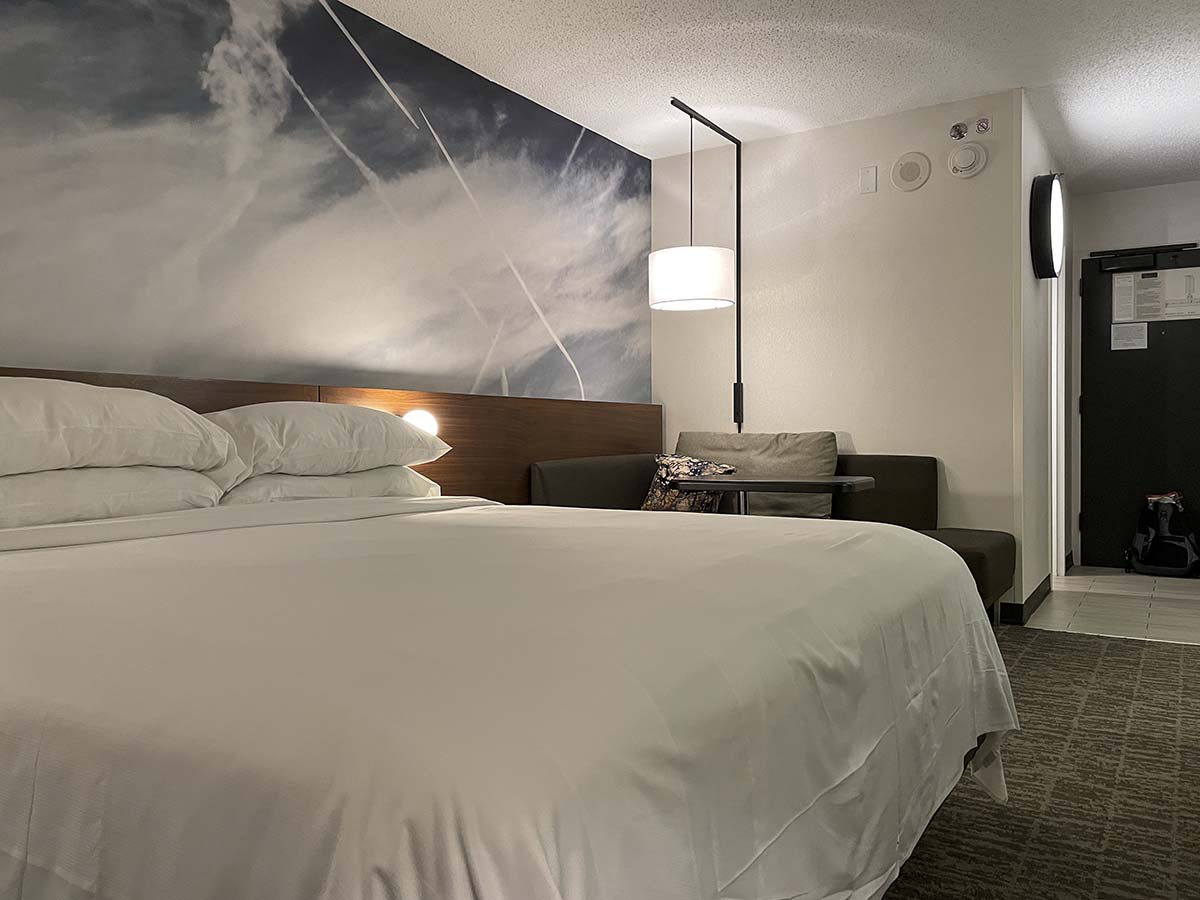 Marriott Newark Airport king size bed room layout