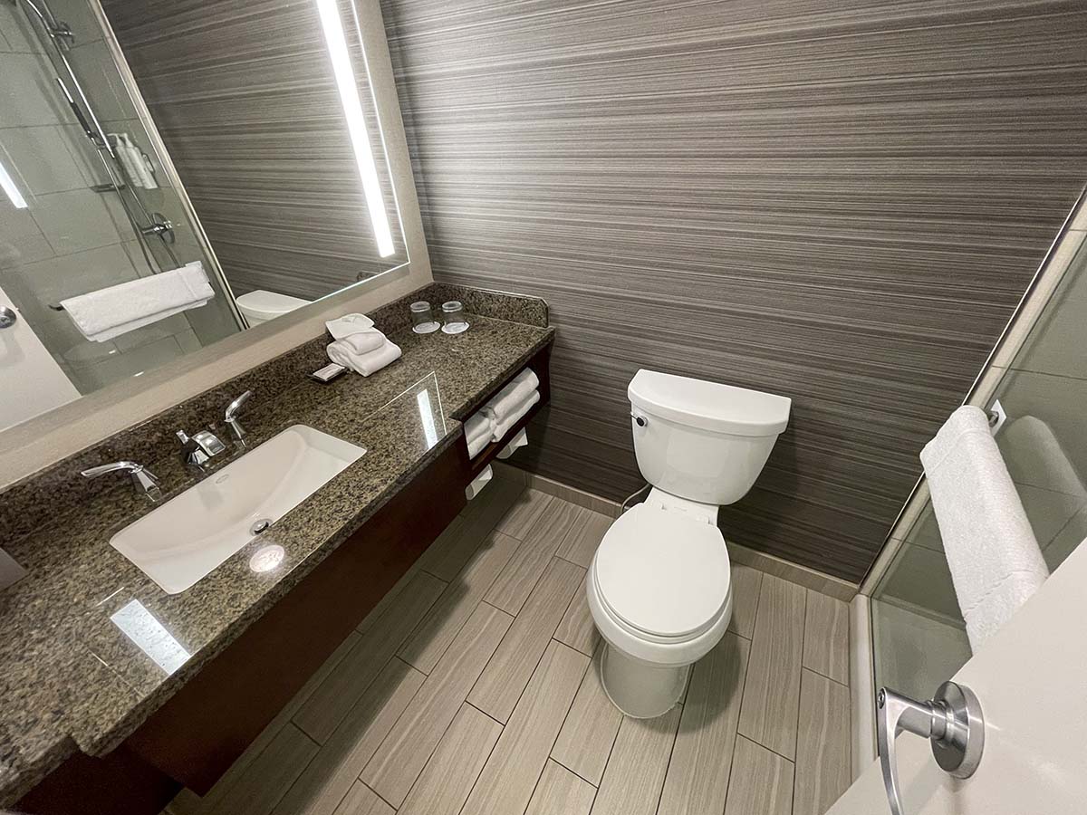 Marriott Newark Airport bathroom