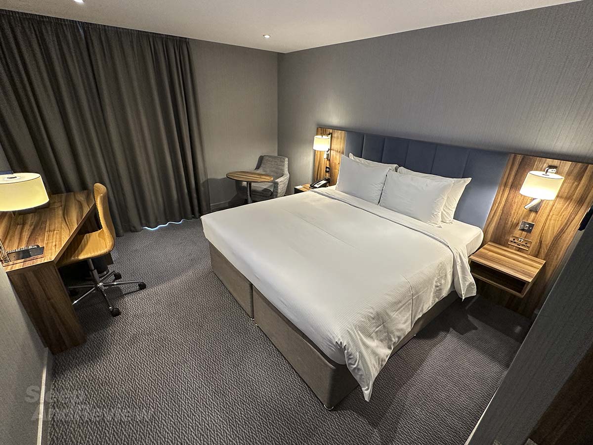 Overview of my room with king bed in the Hilton Garden Inn Heathrow Airport