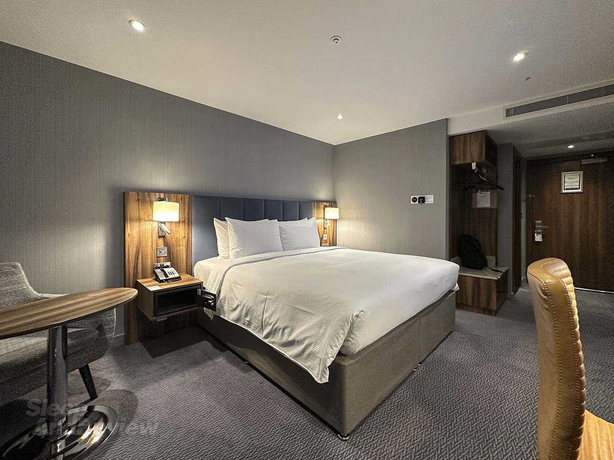 King bed room Hilton Garden Inn Heathrow Airport