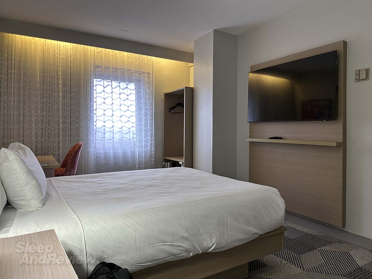 King bed in my room at the Miami International Airport hotel