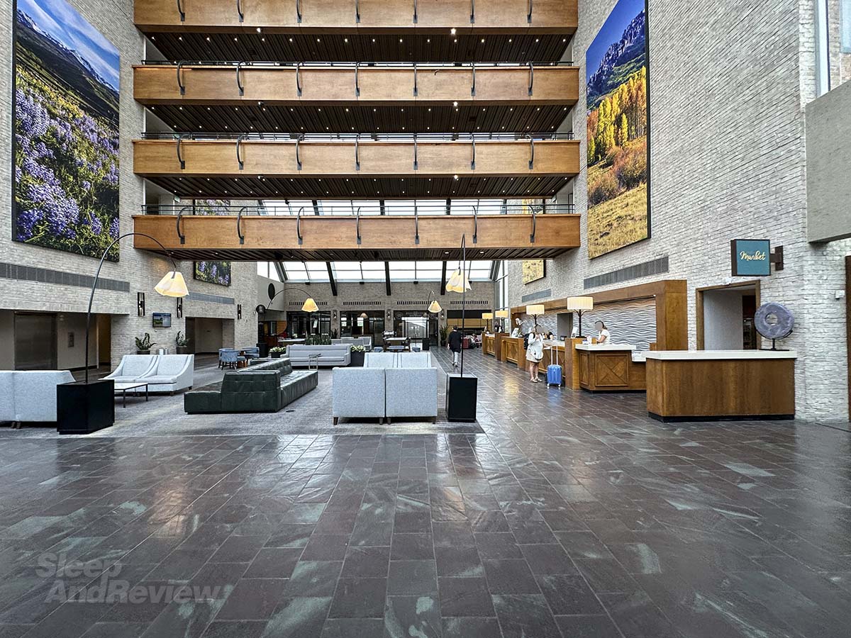 The lobby and reception desk of the Inverness Denver Hotel