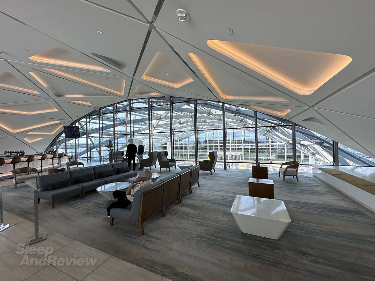 Bar and lounge in the lobby of the Westin hotel Denver airport