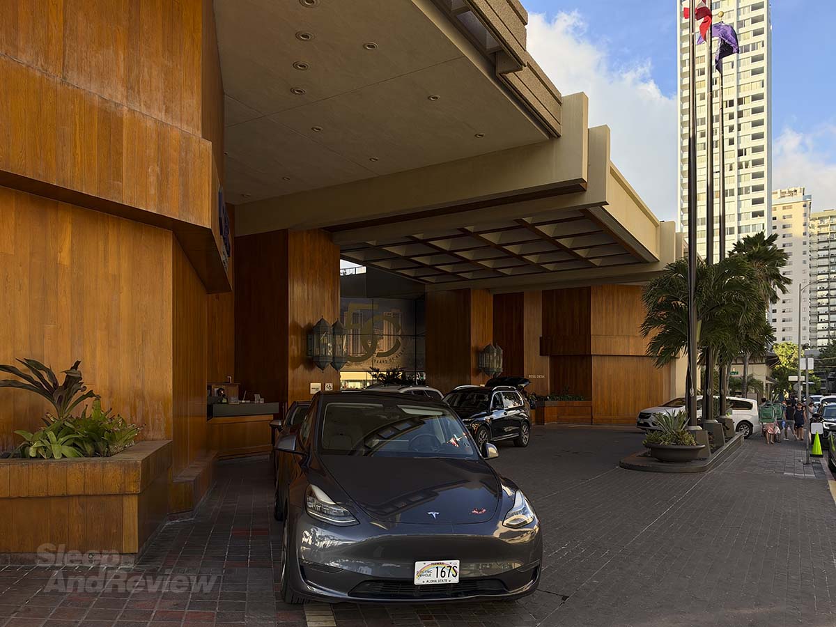 Main entrance of theHyatt Regency Waikiki Resort and Spa